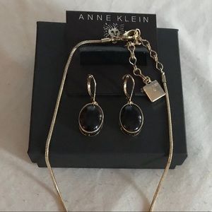 ✨NWT✨Matching Earrings & Necklace Set